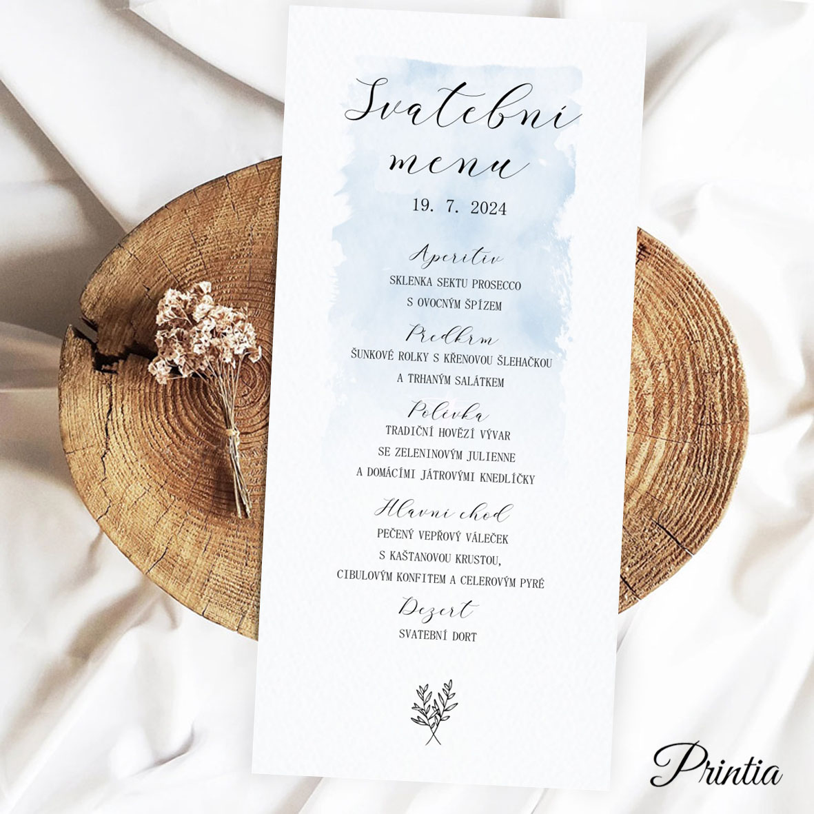 Svadobné menu s modrým akvarelovým pozadím a vetvičkou 