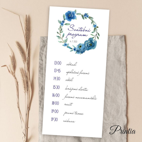 Svadobný program s modrým kvetinovým vencom 