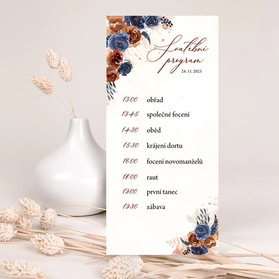 Program svatby s modrými a hnědooranžovými květinami