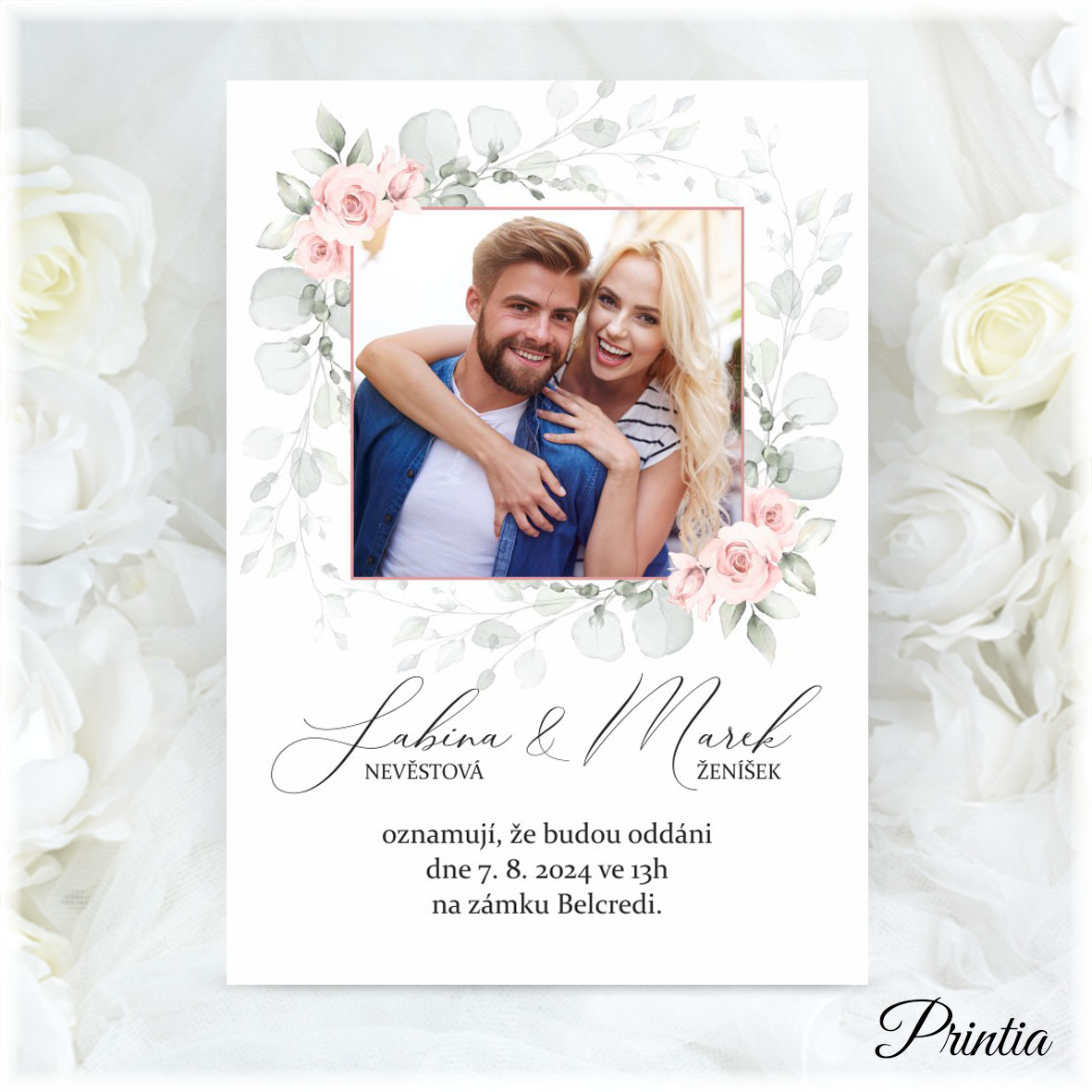 Svatební oznámení s fotografií a růžovými květinami