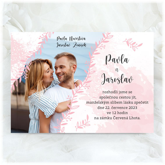 Svatební oznámení s fotografií na růžovém pozadí