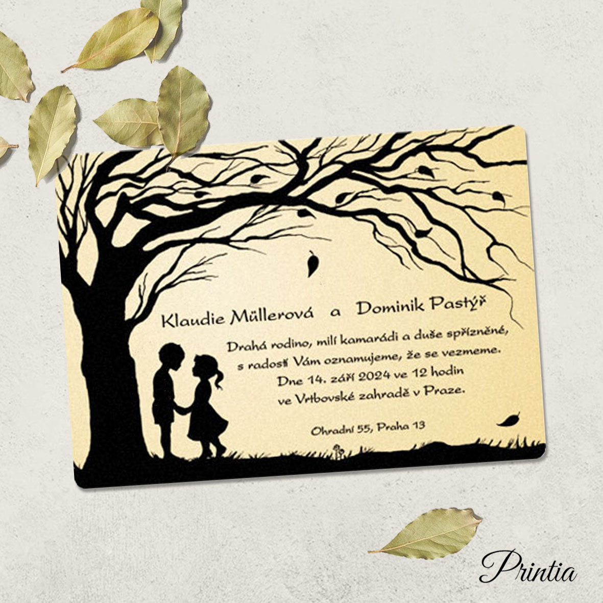 Svatební oznámení na zlatém papíru se stromem