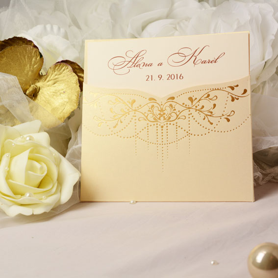 Svadobné oznámenia vo vanilkovej metalické vrecku so zlatou razbou