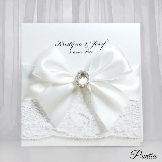 Perleťové svadobné oznámenie s čipkou, brošňou a bielou stuhou 