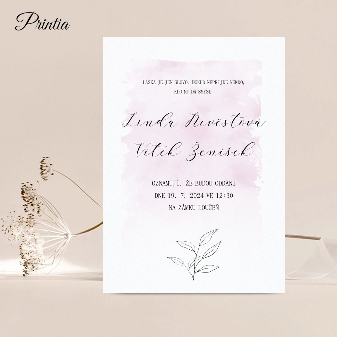 Svadobné oznámenie s ružovým akvarelovým pozadím a vetvičkou 