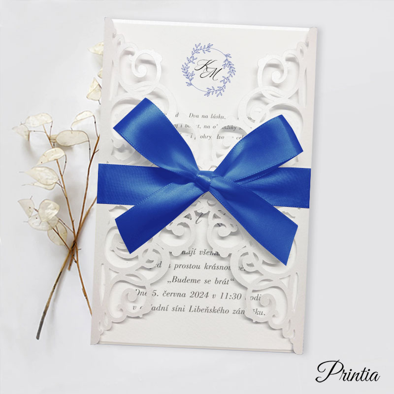 Svatební oznámení s modrou stuhou a iniciály snoubenců