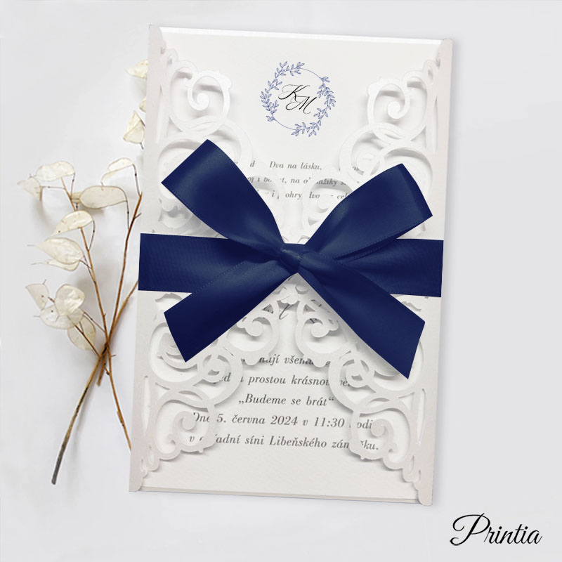 Svatební oznámení s námořnicky modrou stuhou a iniciály