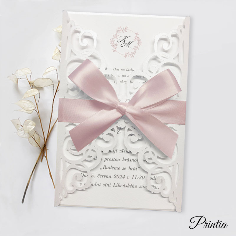 Svatební oznámení s růžovou stuhou a iniciály snoubenců