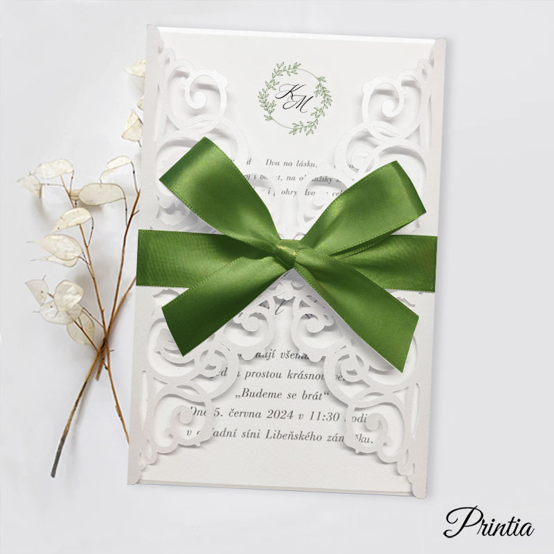 Svatební oznámení se zelenou stuhou a iniciály