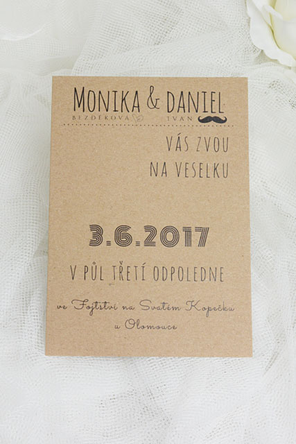 Svatební oznámení tištěné na silný kraftový papír Přírodní svatební oznámení